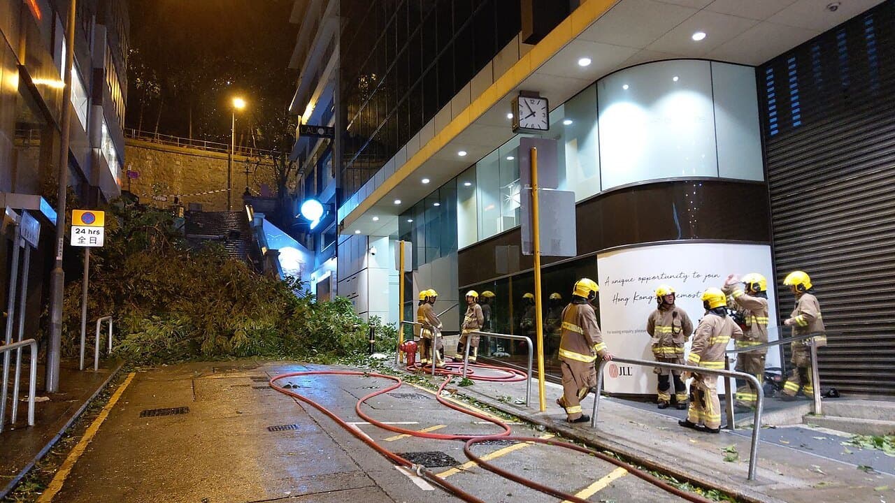 都爹利街石阶的四盏煤气灯是本港仅存